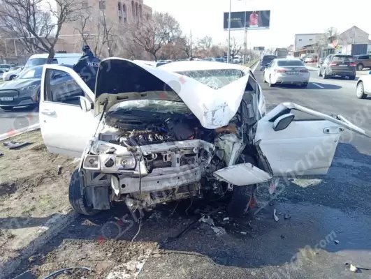 Պռոշյանում բախվել են «BMW X5»-ը և «Լադա»-ն․ վերջինը բախվել է երկաթե էլեկտրասյանը