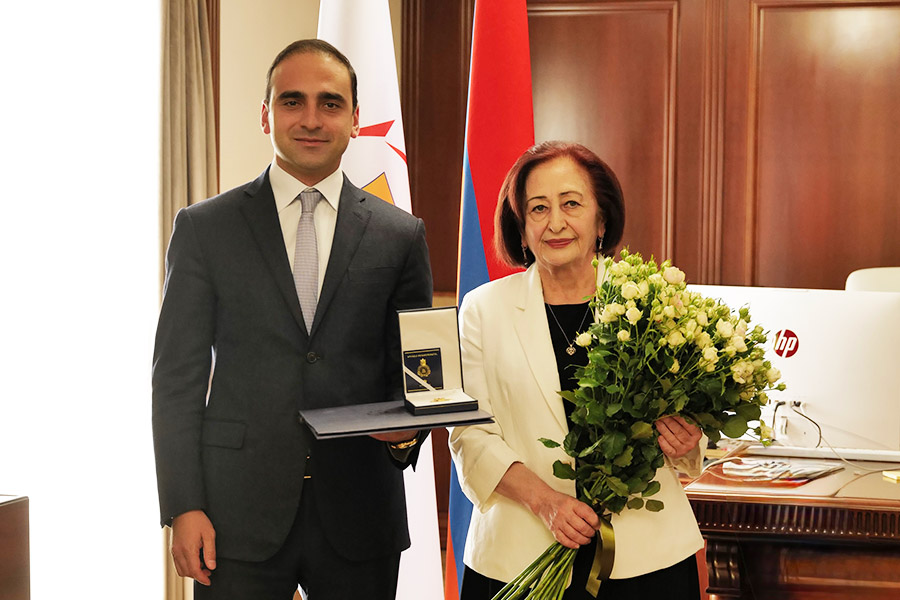 Տիգրան Ավինյանը «Էրեբունի-Երևան 2800-ամյակի» հուշամեդալով է պարգևատրել մանկական վիրաբույժ Բելլա Թադևոսյանին
